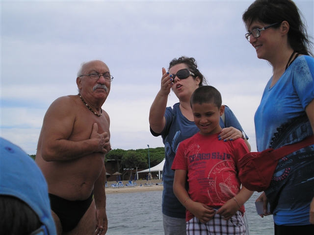 Un gruppetto saluta i gommonisti dal pontile.